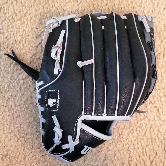 NEW Wilson A200 10.5" T-Ball Left Hand Baseball Glove (Right Hand Throw) - Picture 2 of 6